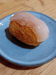 Una foto de Croquetas de pollo especiado en salsa con acelgas con velo de panceta ibérica