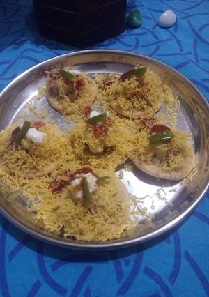 A picture of Sev puri.