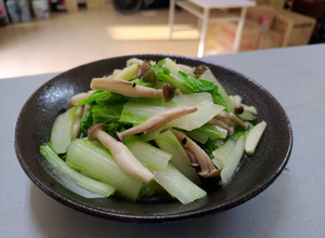 護肝料理-鴻喜菇炒小白菜 的食譜成品照片