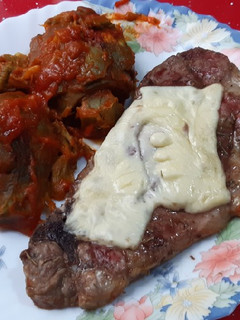 Una foto de Chuleta de aguja de cerdo en airfryer y alcachofas con tomate