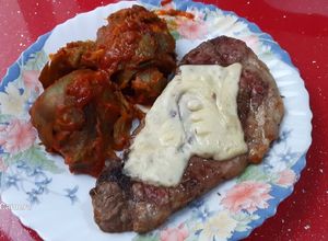 Una foto de Chuleta de aguja de cerdo en airfryer y alcachofas con tomate