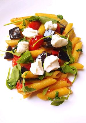Foto di Penne Melanzane e Pomodorini con Rucola e Formaggio Caprino
