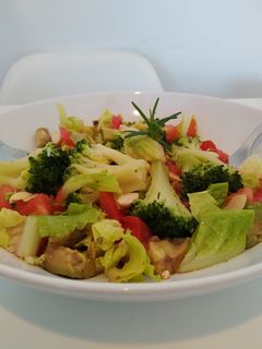 Una foto de Ensalada de brócoli, aguacate, tomate y cacahuetes