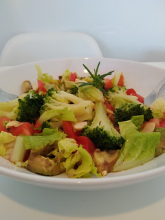 Una foto de Ensalada de brócoli, aguacate, tomate y cacahuetes