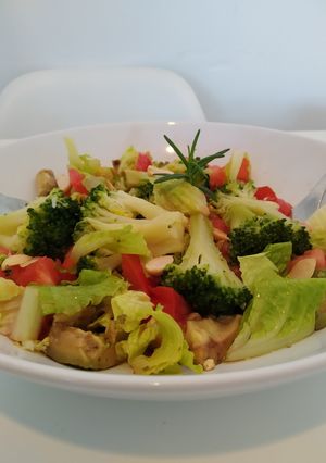 Una foto de Ensalada de brócoli, aguacate, tomate y cacahuetes