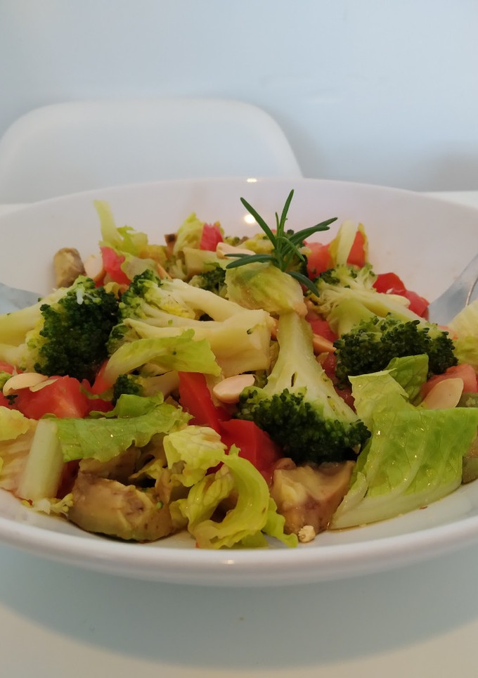 Una foto de Ensalada de brócoli, aguacate, tomate y cacahuetes