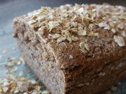 Una foto de pan integral con avena y linaza