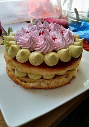 Une photo de Tropézienne pistache framboise