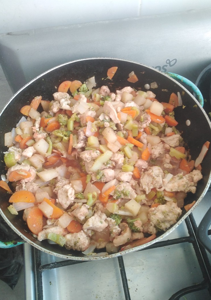 Una foto de Pollo con verduras estilo cantonés
