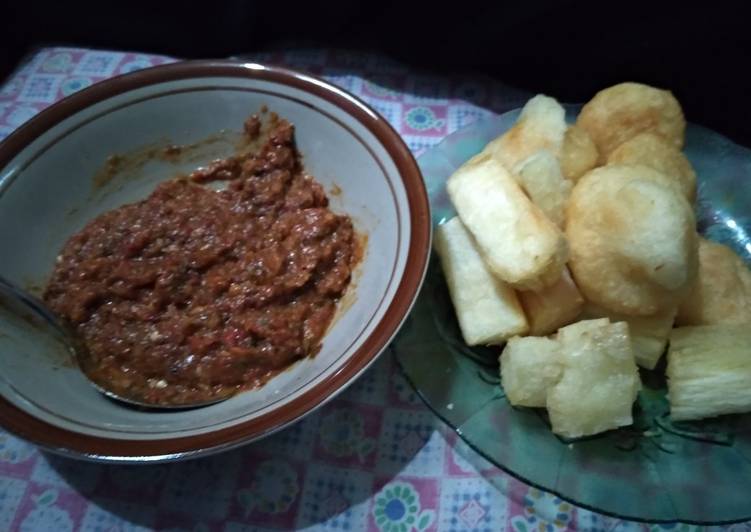 Goreng singkong cocolan sambel roa Manado.