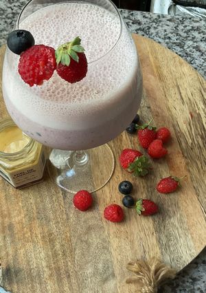 Une photo de 🍹Smoothie 🍸avoine fruits 🍒rouges🫐🍓 miel 🍯 de lavande 🪻