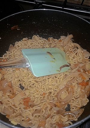 A picture of Onion noodles🍜 🧅.