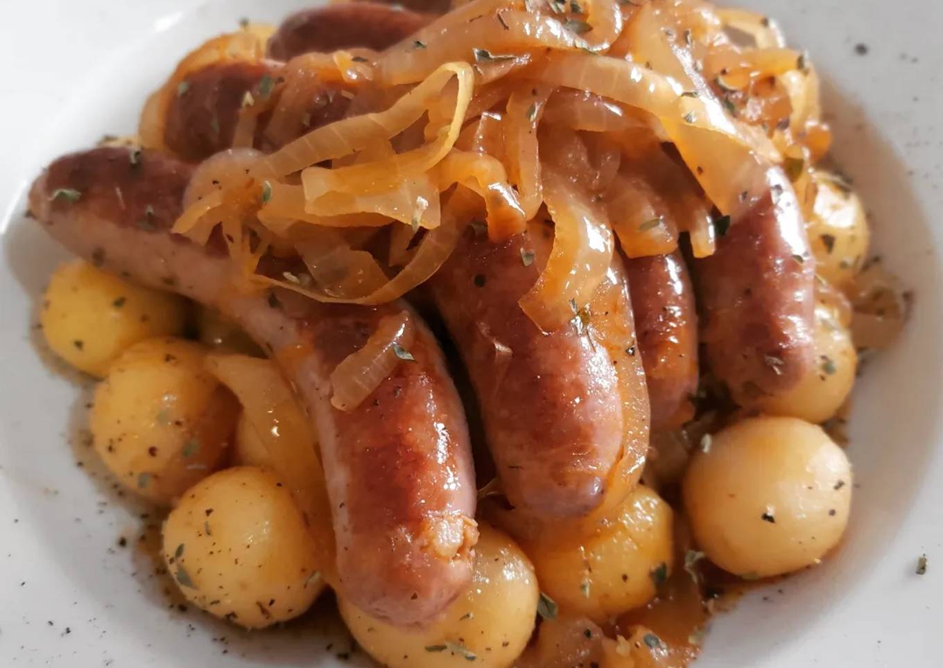 Salchichas encebolladas al Oporto con patatas