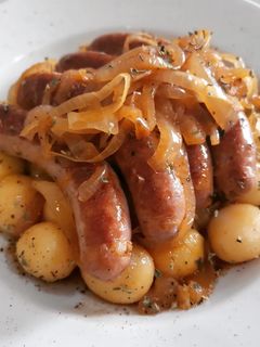Una foto de Salchichas encebolladas al Oporto con patatas