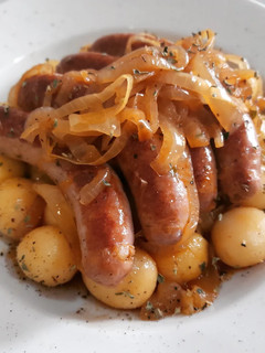 Una foto de Salchichas encebolladas al Oporto con patatas