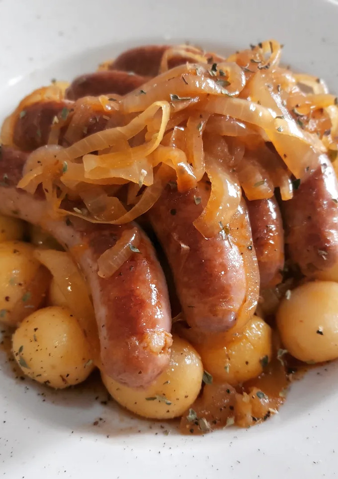 Una foto de Salchichas encebolladas al Oporto con patatas
