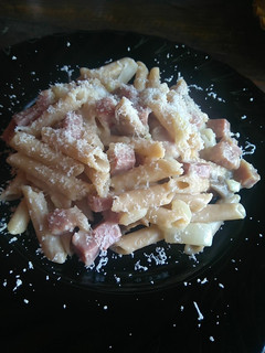 Una foto de Penne con bacon y setas