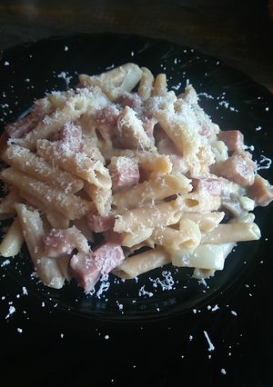 Una foto de Penne con bacon y setas
