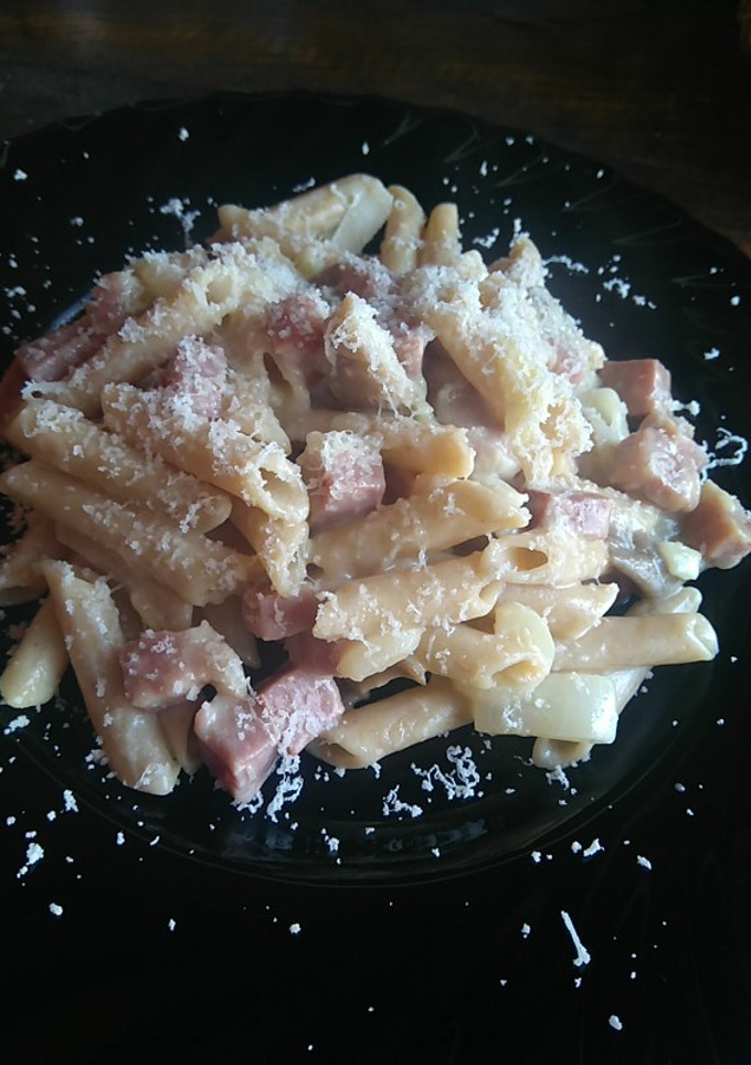 Una foto de Penne con bacon y setas