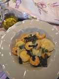 Ravioli maculati, ripieni di crema al salmone e salsa ai gamberi