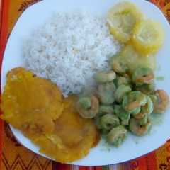 Una foto de Camarones al ajillo con Zucchini y patacones