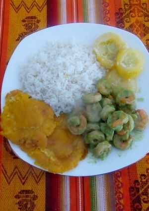 Una foto de Camarones al ajillo con Zucchini y patacones