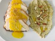 Una foto de hummus pollo