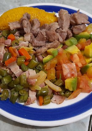 Una foto de Verduras con tocineta