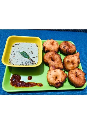 A picture of मेदु वडा आणि हिरवी चटणी.