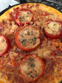 Una foto de Napolitana de jamón, queso y tomates