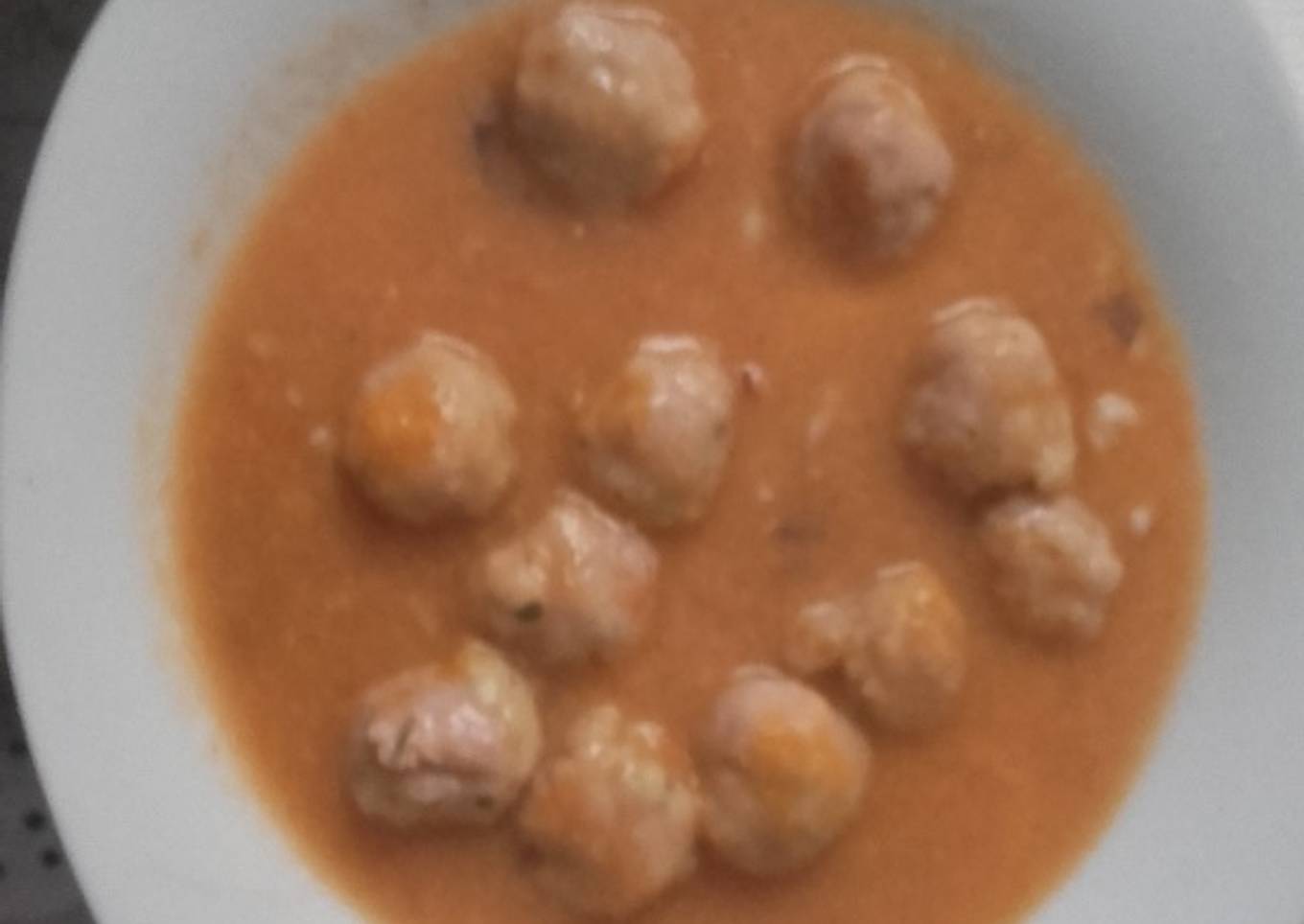 Albóndigas de pavo con calamar en salsa de gambas