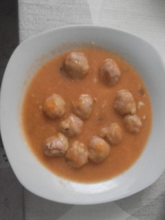 Una foto de Albóndigas de pavo con calamar en salsa de gambas
