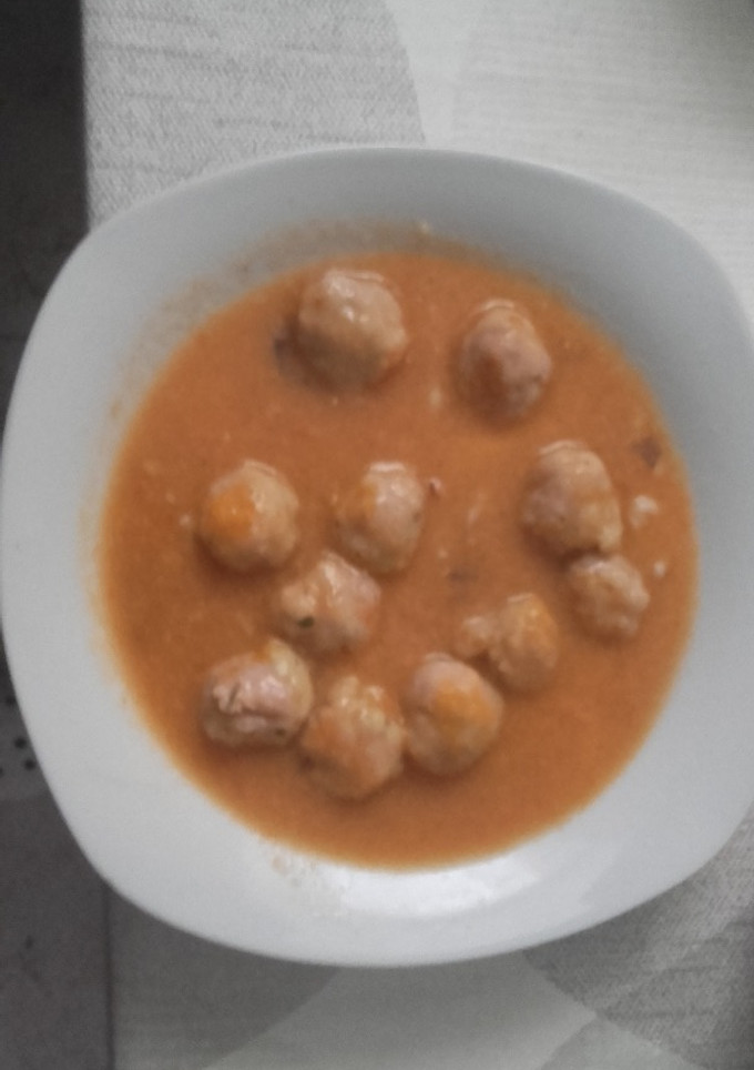 Una foto de Albóndigas de pavo con calamar en salsa de gambas