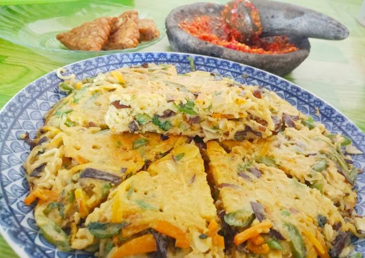 Bagaimana Menyiapkan Omelet Mie Sayur Anti Gagal