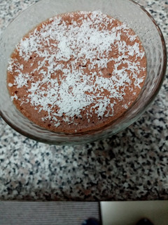 Una foto de Mousse de chocolate y espolvoreado con coco rallado