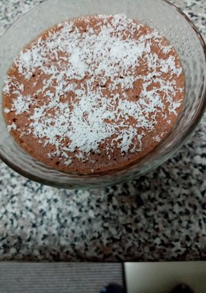 Foto principal de Mousse de chocolate y espolvoreado con coco rallado
