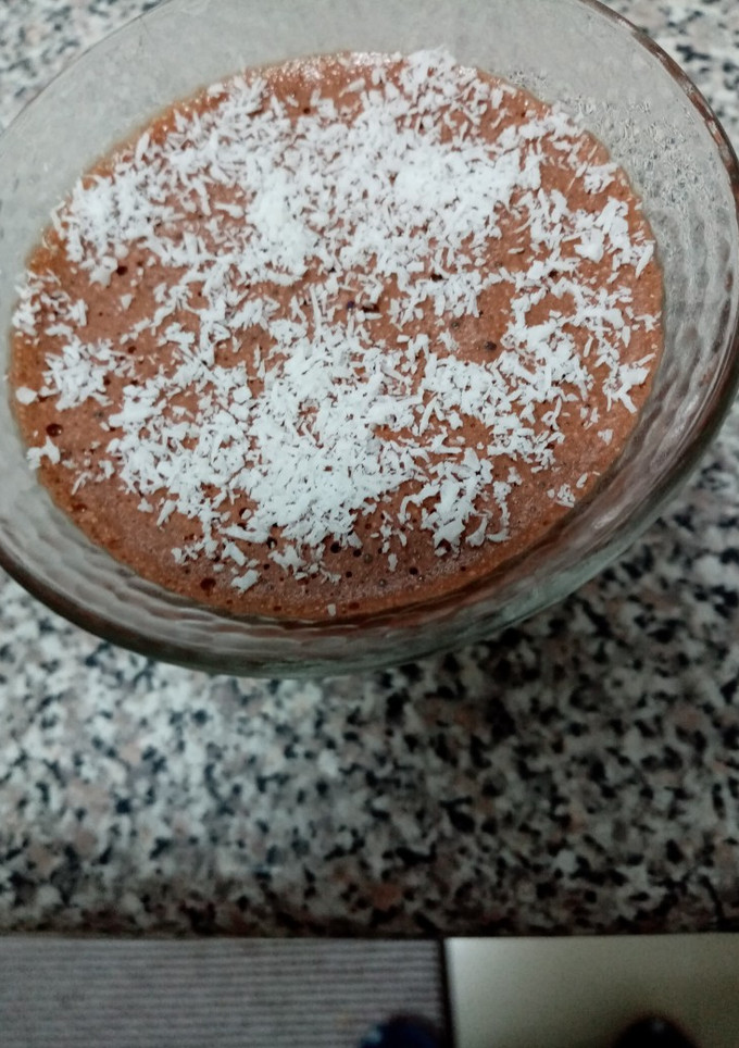 Una foto de Mousse de chocolate y espolvoreado con coco rallado