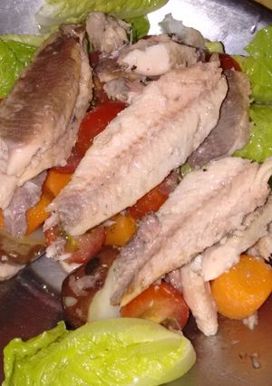 Una foto de Ensalada de sardinas, tomate, zanahoria, papines