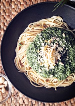 Una foto de Espaguetis con pesto de kale 🥬