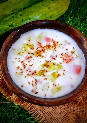 A picture of Cucumber tomato raita.