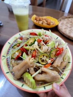 Hình của món Chân gà sả tắc.
