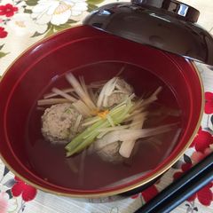 A picture of Japanese fish ball soup.