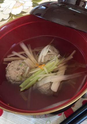 A picture of Japanese fish ball soup.