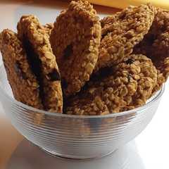 A picture of Galletas de avena, banana y chips de chocolate.