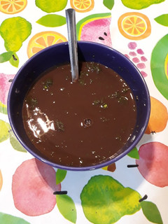 Una foto de Chocolate cocido con té macha