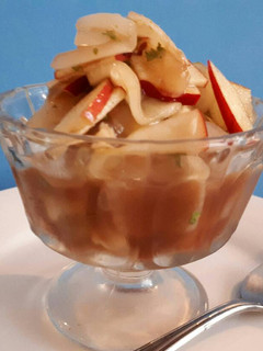Una foto de Encurtido agridulce de manzana, cebolla y pepino