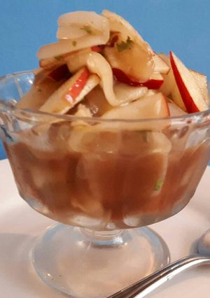 Una foto de Encurtido agridulce de manzana, cebolla y pepino