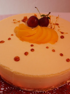 Una foto de Tarta de mousse de melocotón y manzanilla