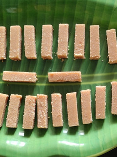 ஃபிங்கர் மைசூர் பாக் (Finger Mysore pak recipe in tamil) செய்முறை முக்கிய புகைப்படம்