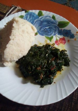 A picture of Kunde stew with ugali.